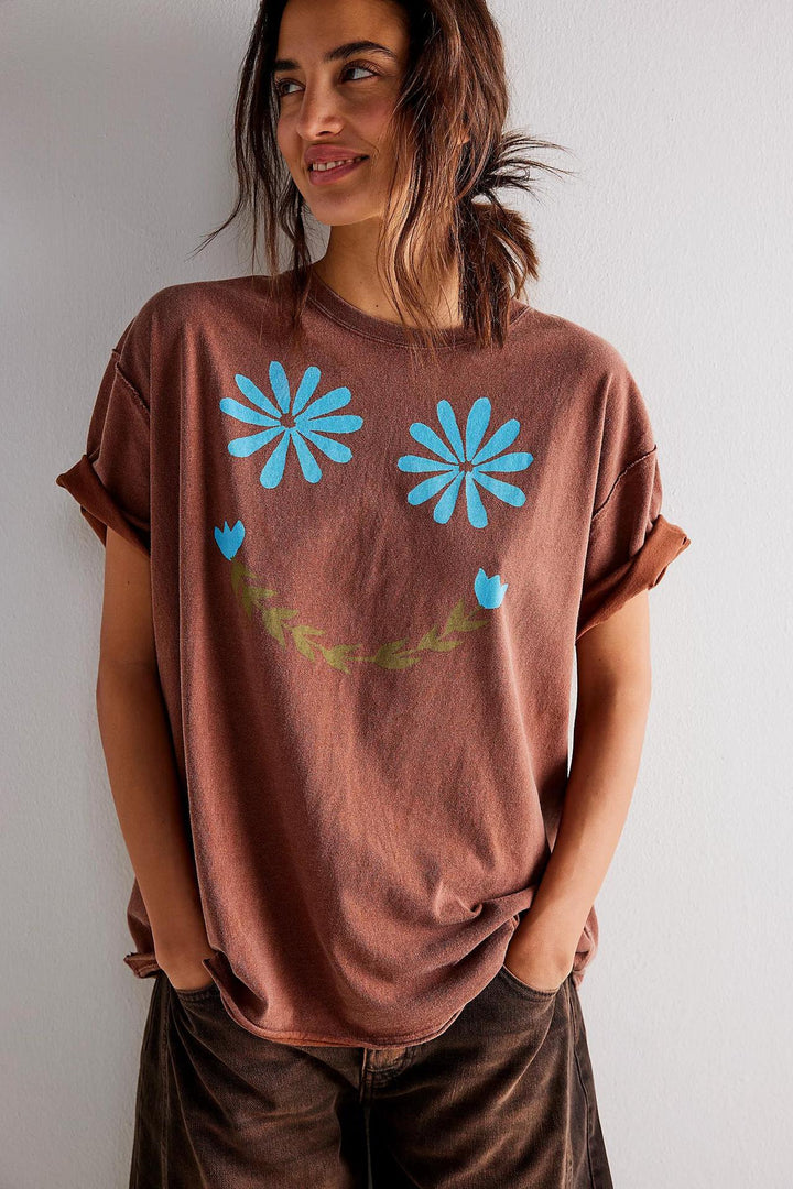 Dame afslappet T-shirt med floral smiley-print og oversized snit Skovae