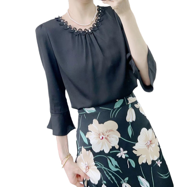 Damebluse med raffinerede flæsedetaljer og blomstret nederdel Stilla
