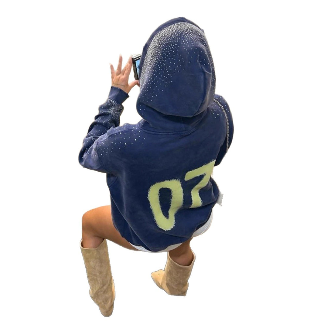 Kvinders hoodie med glitrende detaljer og markant logo Stilla