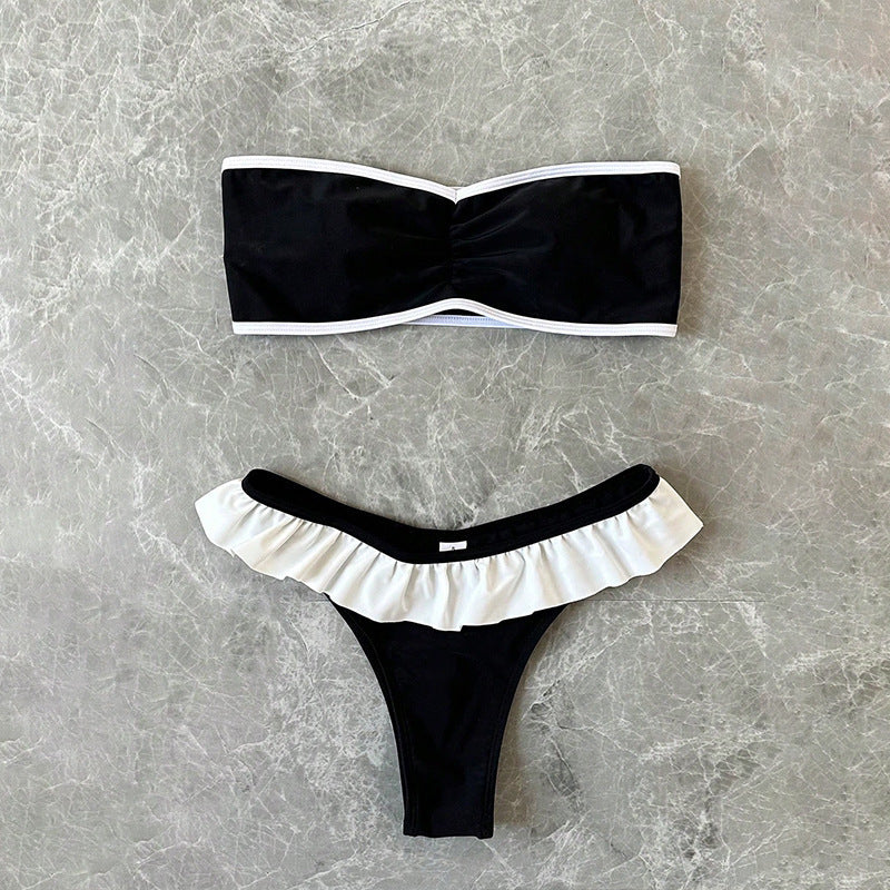 Dame bandeau-bikini med flæsedetaljer og elegant farvekontrast Skovae