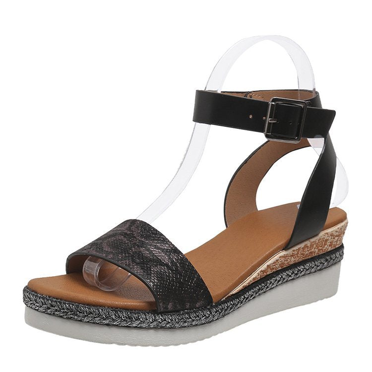 Dame Wedge-sandaler med elegant krydsrem-design og komfortabel plateau-sål Stilla