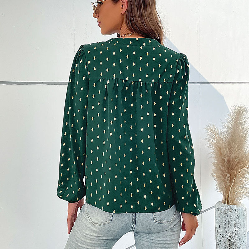 Damebluse med fint print og knapdetaljer Stilla
