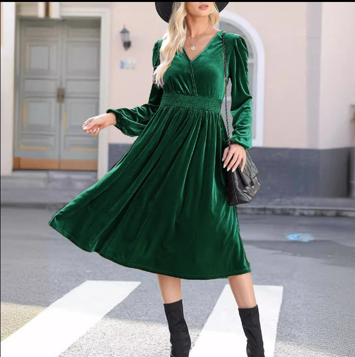 Dame Fløjls-Midi-Kjole med V-udskæring og elegant rynke design Stiila