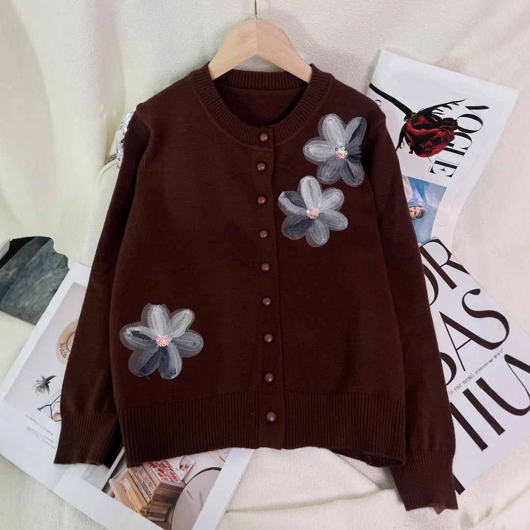 Dame cardigan med blomsterdesign og knaplukning Stilla