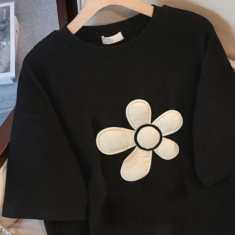 Dame T-shirt med stort, kunstnerisk blomsterapplikation Stilla