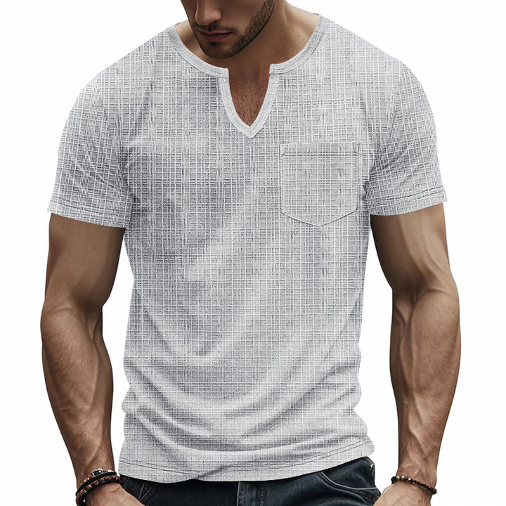 Herrer kortærmet T-shirt med moderne V-udskæring og praktiske brystlommer Stilla