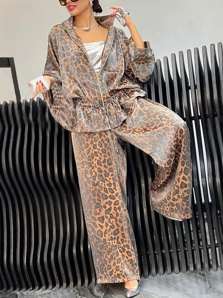 Dame Lounge-sæt med modigt leopardprint og afslappet snit Stilla