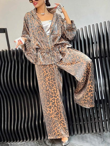 Dame Lounge-sæt med modigt leopardprint og afslappet snit Stilla