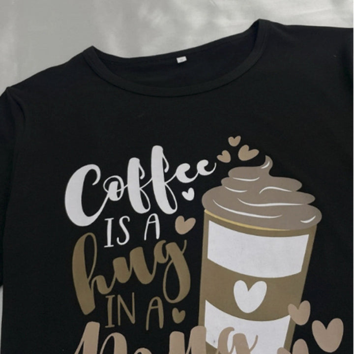 Dame pyjamasæt med legende kaffetema og moderigtige gulerodsbukser Stilla