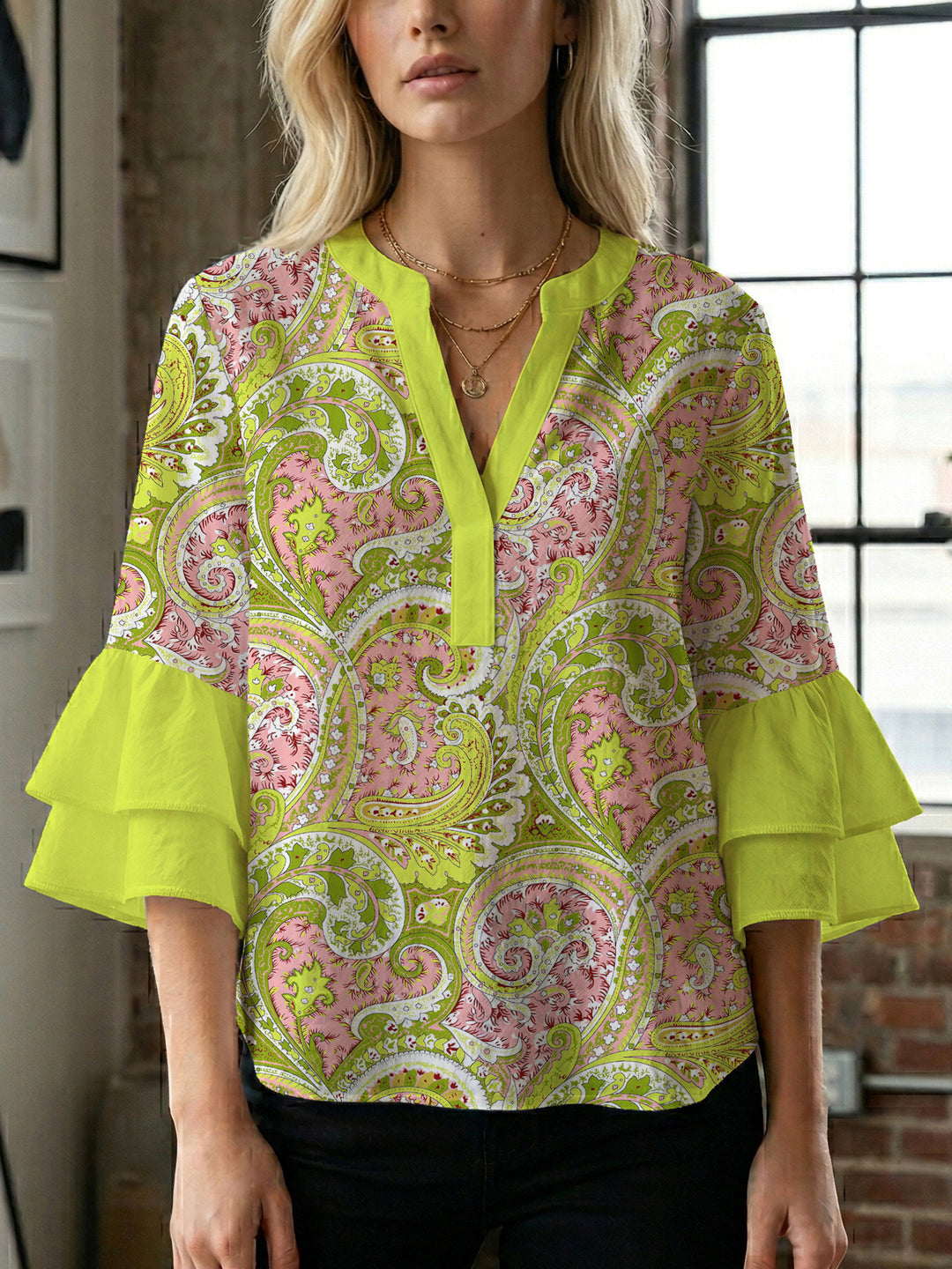 Dame bluse med voluminøse blondererm og kreativt floraldesign Skovae