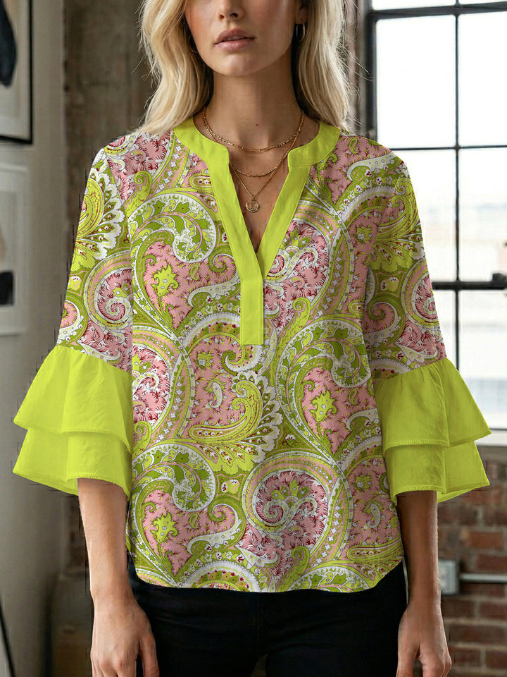 Dame bluse med voluminøse blondererm og kreativt floraldesign Skovae