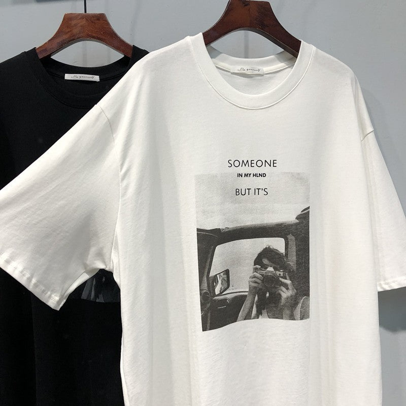 Dame T-shirt med nostalgisk fototryk og kreativ tekst Stilla