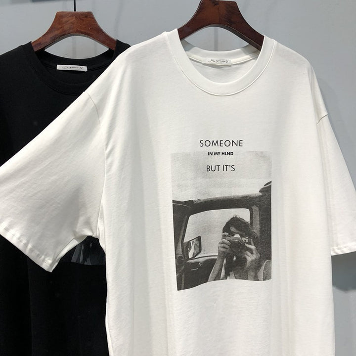 Dame T-shirt med nostalgisk fototryk og kreativ tekst Stilla