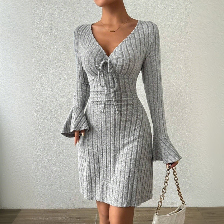Dame strikkjole med dyb V-hals og stilfulde bånd Stilla