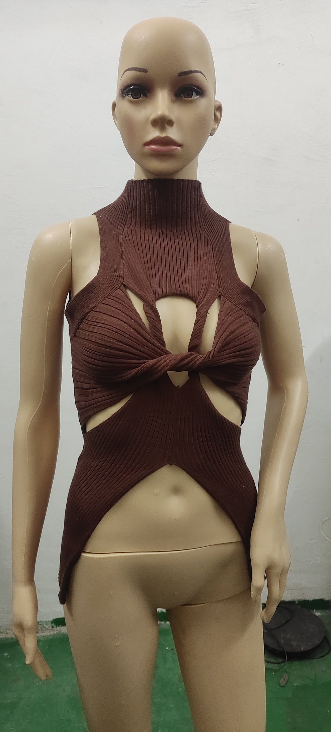Dame figurtilpasset Cut-Out Top med høj krave Skovae