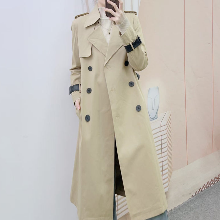 Dame trenchcoat med dobbelt knaplukning og moderigtige revers Stilla