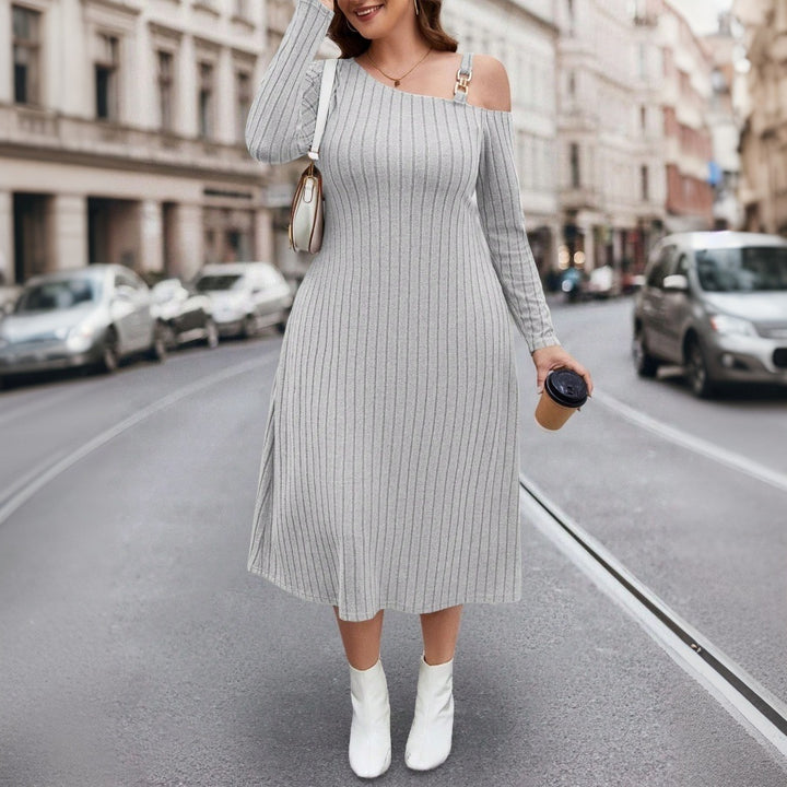 Dame off-shoulder strik kjole med elegant ribstruktur og asymmetrisk kant Stilla
