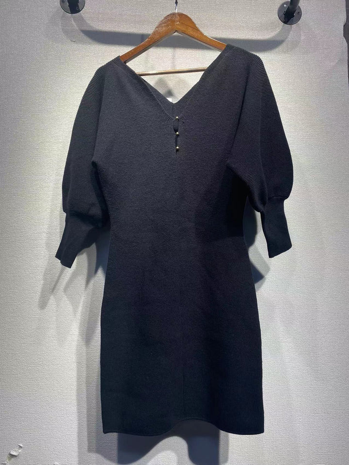 Dame strikkjole med dyb V-hals og elegante pufærmer Stilla