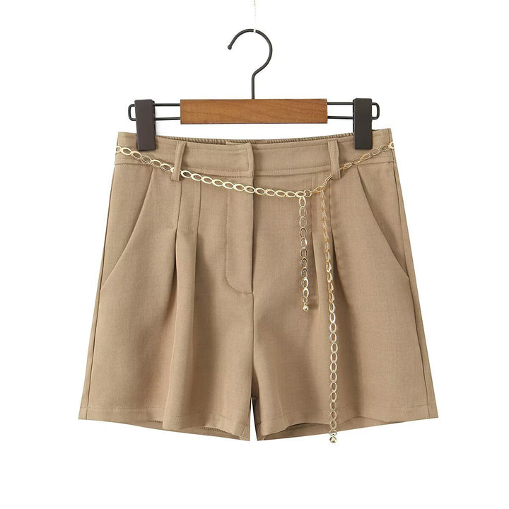 Dame elegante shorts med dekorativ kæde og fine folder Skovae