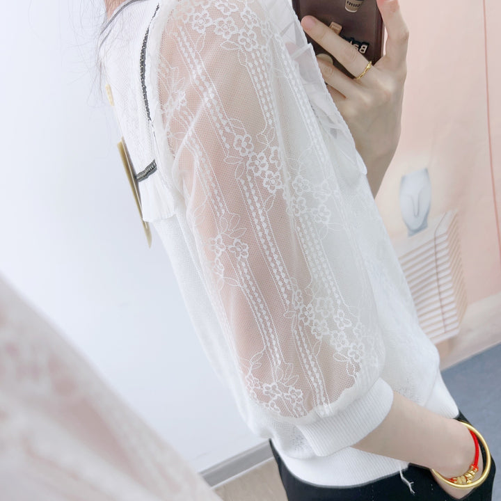 Damebluse med elegante flæsedetaljer og moderne knaplukning Stilla