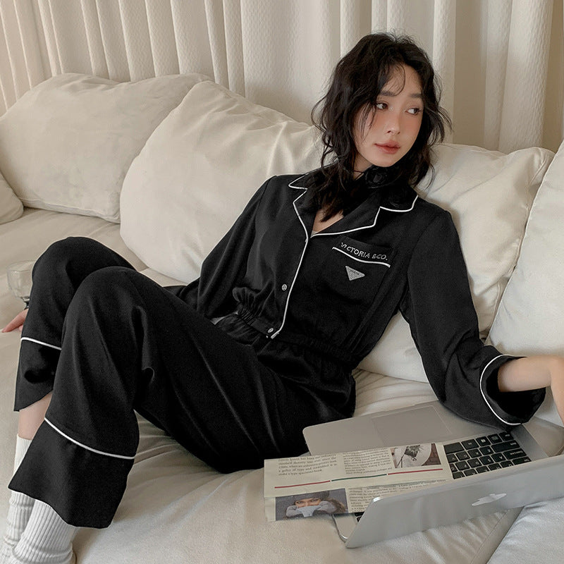 Dame Satin Pyjamasæt med elegante kontrastdetaljer Stilla