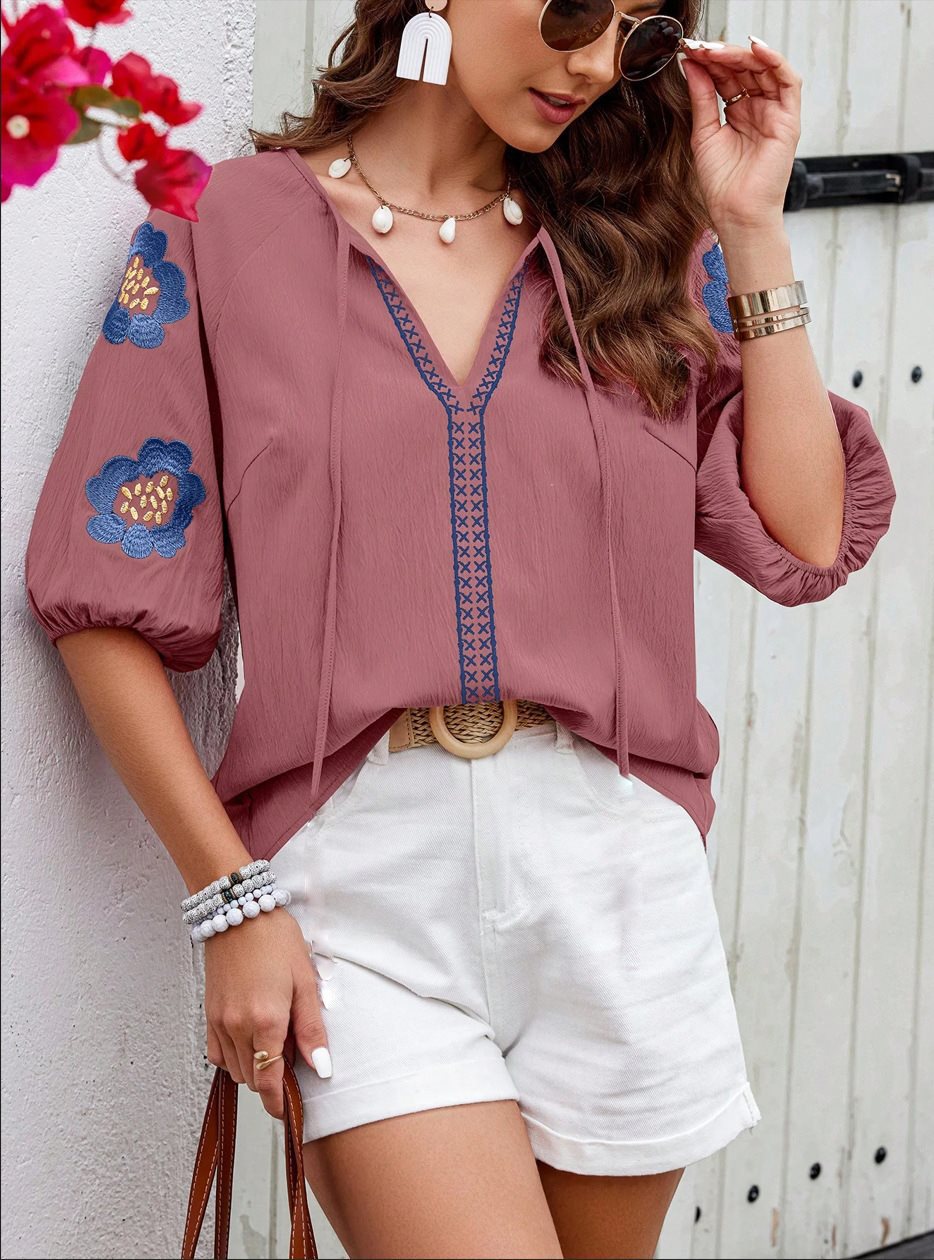 Dame alsidig bluse med florale detaljer Stilla