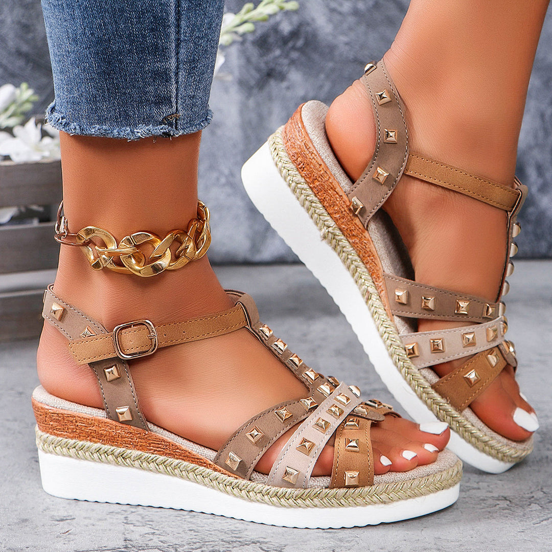 Dame Wedge-sandaler med unik nitteudsmykning og behagelig fodsengsdesign Stilla