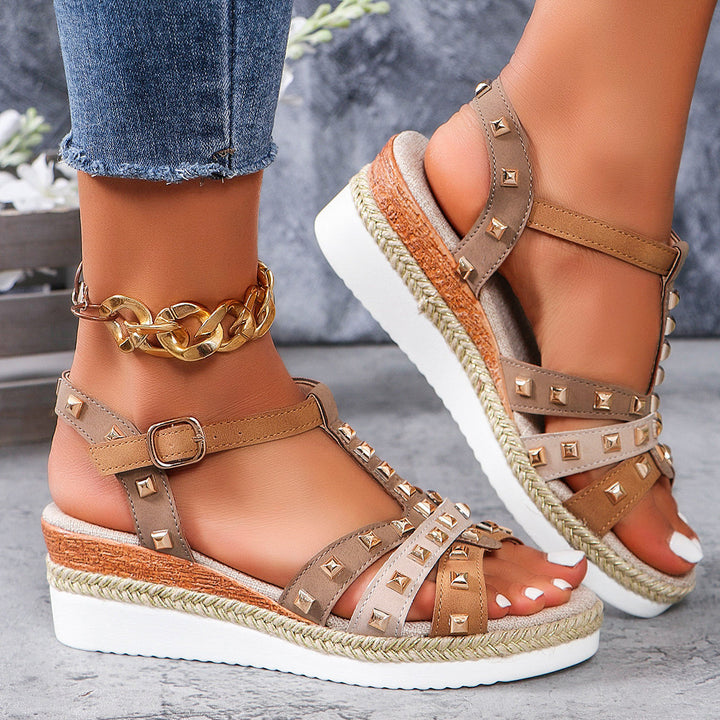 Dame Wedge-sandaler med unik nitteudsmykning og behagelig fodsengsdesign Stilla