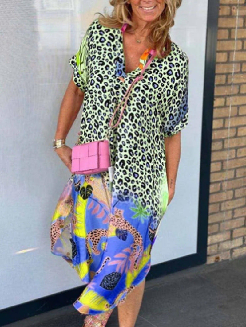 Dame med vid beskåret V-hals Midikjole med leopard- og tropemønster Skovae