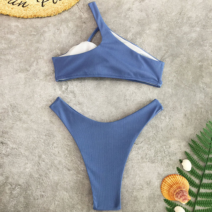 Damebikini med asymmetrisk snit og højt skåret trusse Stilla