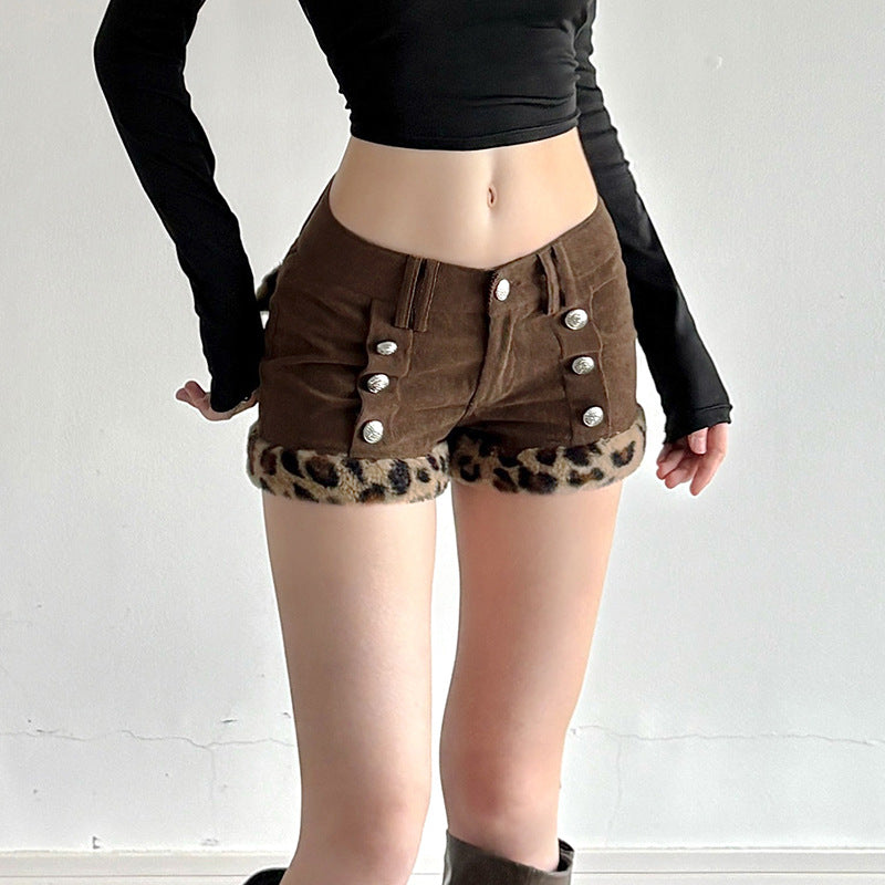 Dame shorts med elegante knapdetaljer og trendy leopardbesætning Skovae