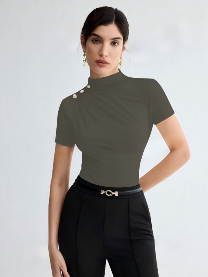 Dame elegant top med dekorative knapdetaljer og moderne ståkrave Skovae
