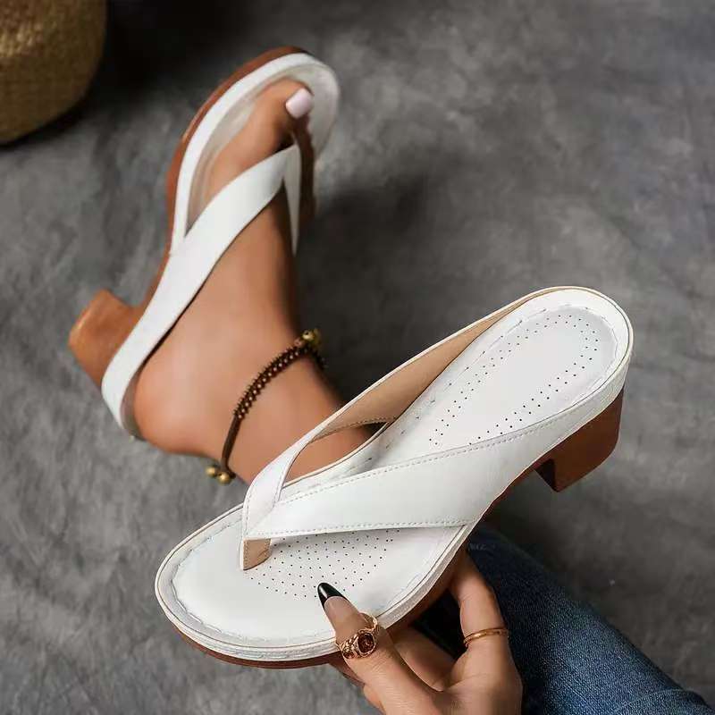 Dame flip-flops med elegant metalrem og komfortabelt fodseng Stilla