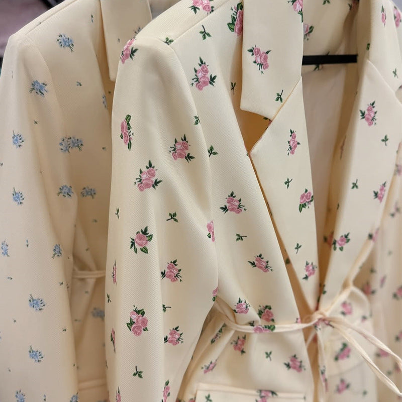 Dame blazerjakke med blomsterprint og taljerbar bindebælte Stilla