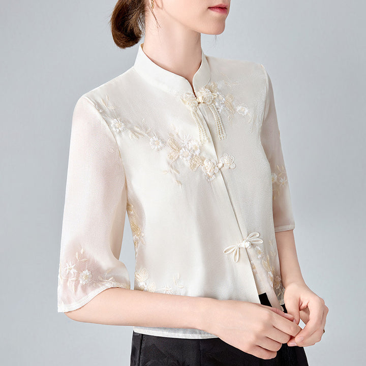 Dame Kortærmet Bluse med kunstnerisk Floralbroderi og elegant Ståkrave Stilla