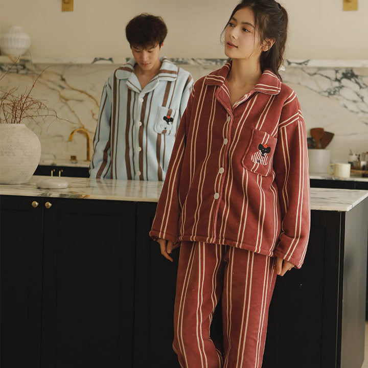 Damer Pyjamasjakke lavet af blødt vævet materiale med legende lommotiver Stilla