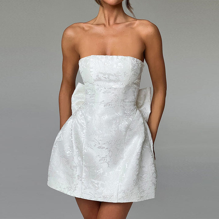 Dame Strapless Minikjole med elegant rynkning og svajende kant Stilla
