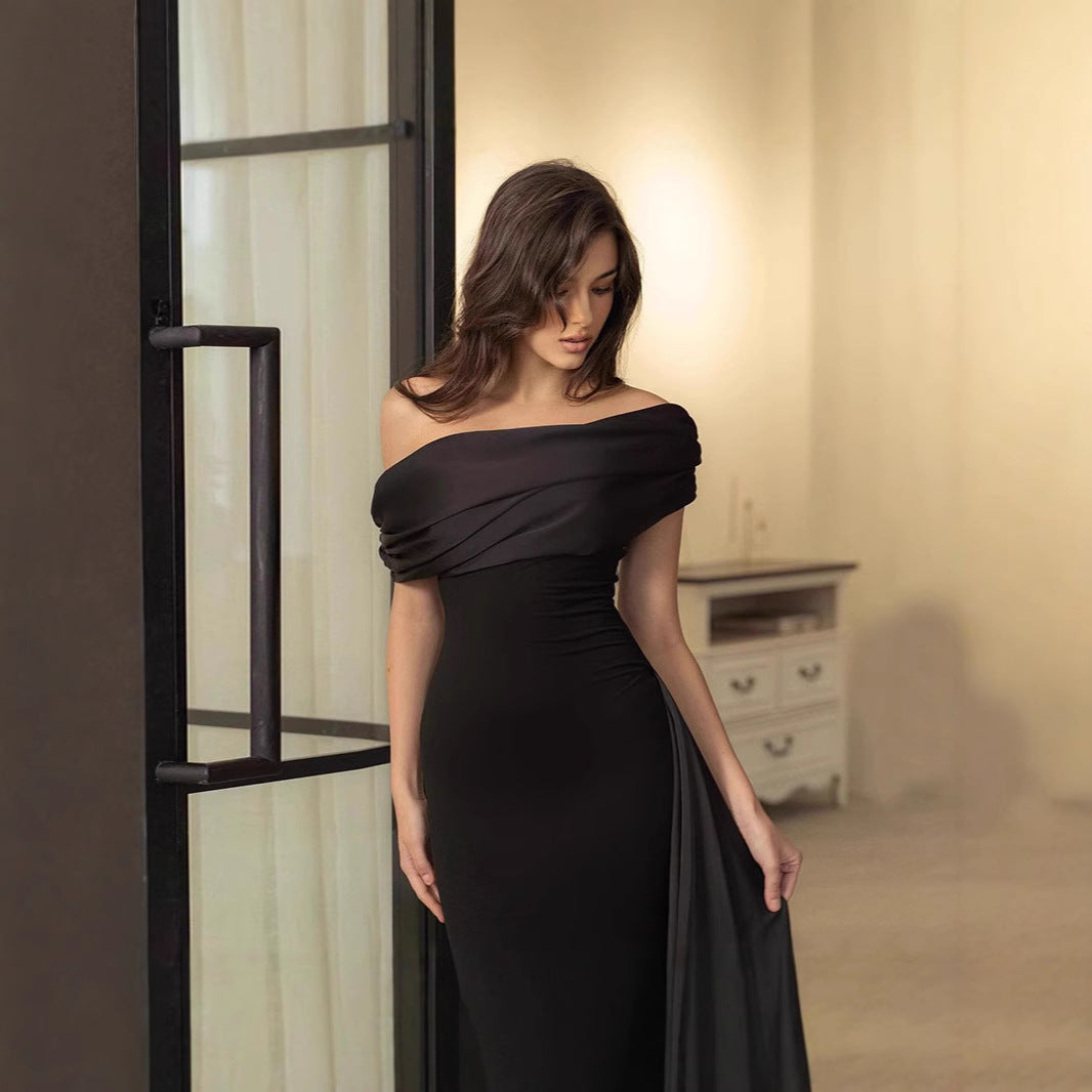Dame aften kjole med elegant off-shoulder design og figurformende snit Skovae