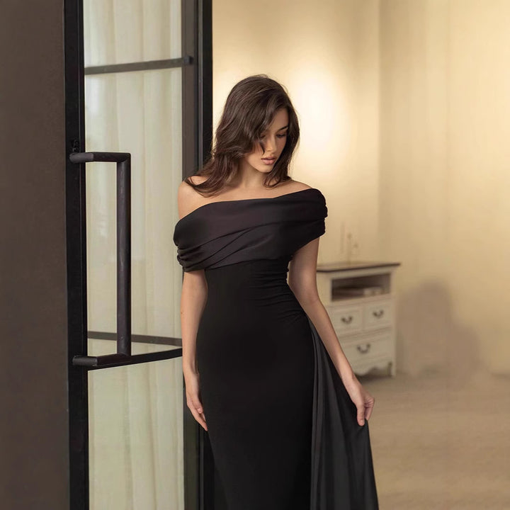 Dame aften kjole med elegant off-shoulder design og figurformende snit Skovae