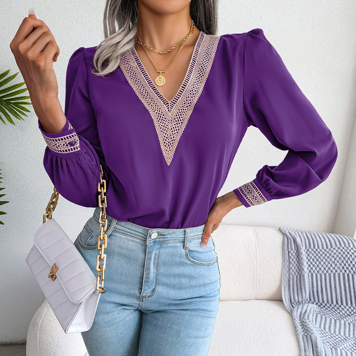 Damebluse med elegant V-hals og dekorative spidsindsatser Stilla