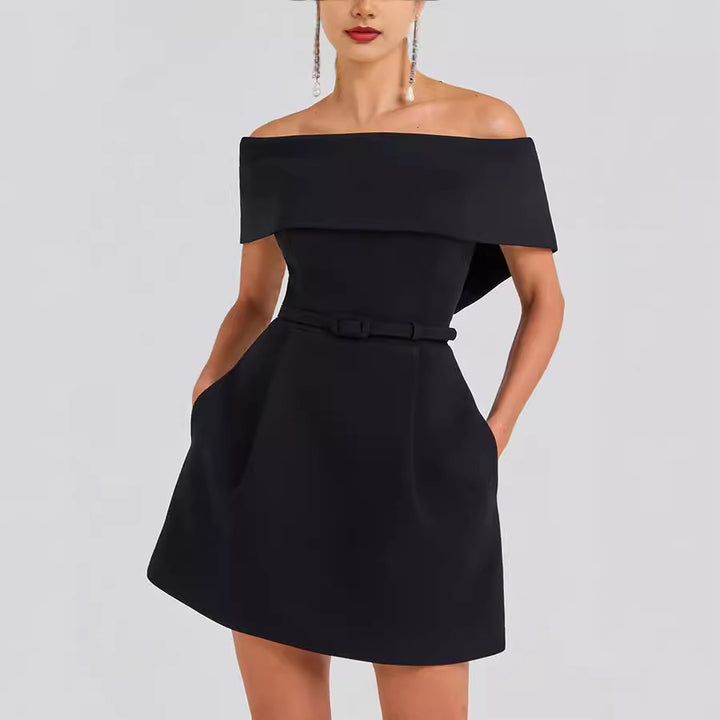 Damer Off-Shoulder Mini-Kjole med tætsiddende bælte og elegant flæse Stiila