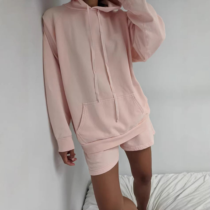 Dame casual hoodie og shorts sæt lavet af blødt bomuldsblanding med praktiske lommer Skovae