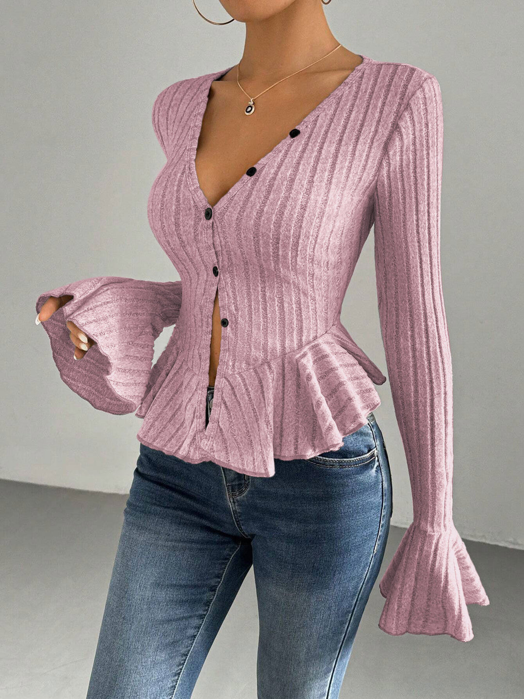Kvinders fashionable cardigan med skræddersyet silhuet og dekorative flæsedetaljer Stilla