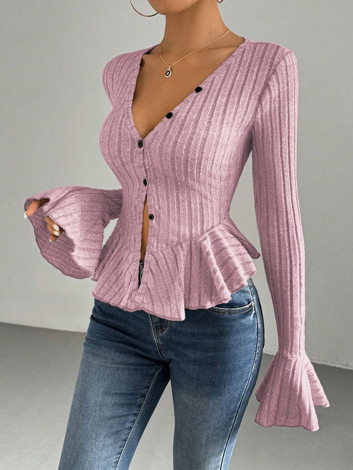 Kvinders fashionable cardigan med skræddersyet silhuet og dekorative flæsedetaljer Stilla