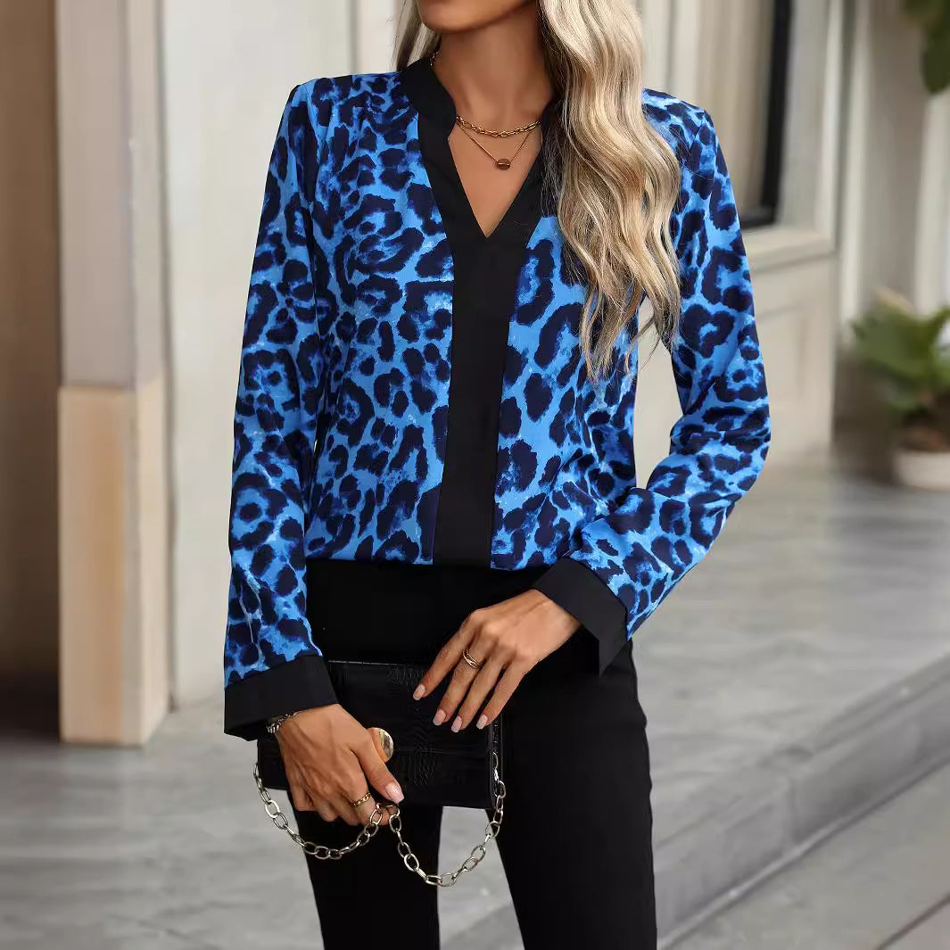 Damebluse med livligt leopardmønster og elegant krave Stilla