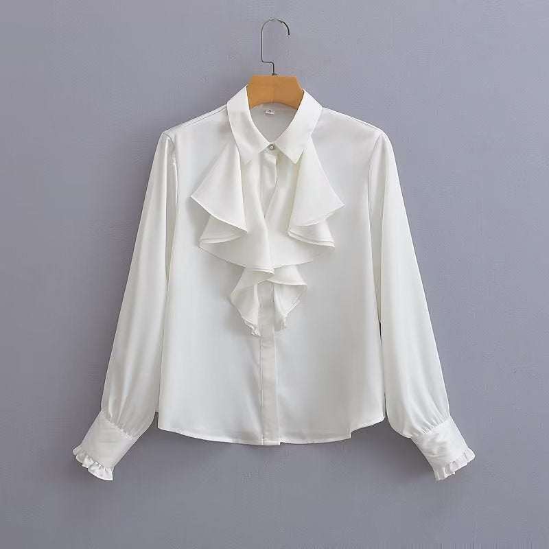 Damebluse med voluminøse flæser og elegant snit Stilla