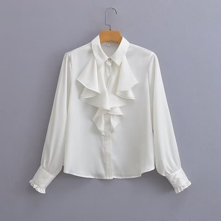 Damebluse med voluminøse flæser og elegant snit Stilla