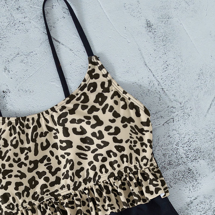 Dame badedragt med fashionable flæsedetaljer og trendy leopardmønster Skovae