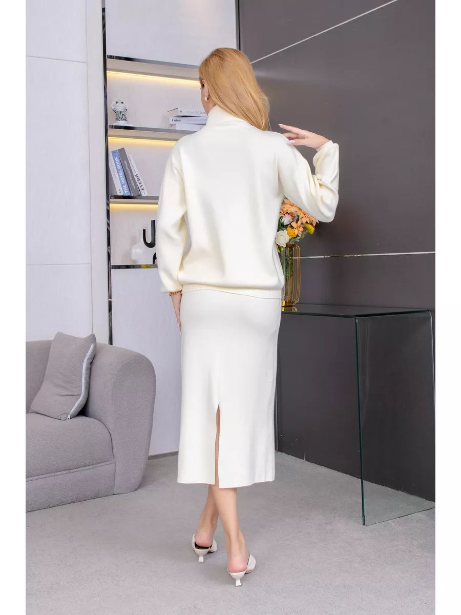 Dame sæt bestående af bluse og nederdel med høj krave og elegante sideåbninger Stilla