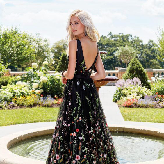 Dame Botanisk Aftenkjole med florale Broderier og volumiøs Tylllag Stilla